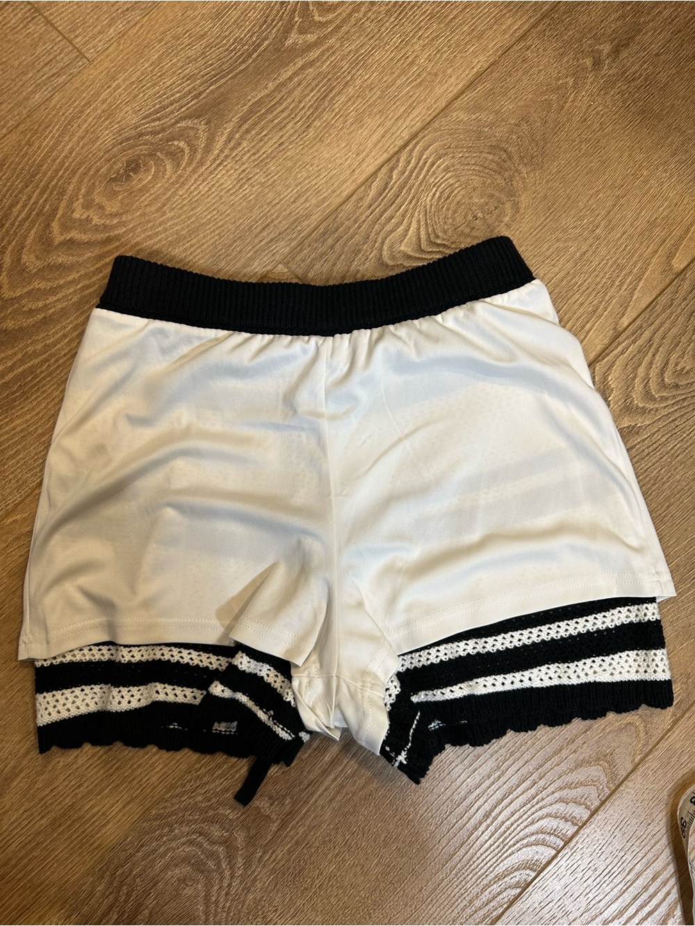 Mid-Rise Openwork Pull-On Shorts XS white &Black Striped crochet scallop hem - Picture 9 of 9